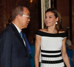 Su Majestad la Reina conversa con el ex secretario general de las Naciones Unidas, Ban Ki-moon, a su llegada al acto