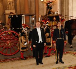 El Sr. Philippe Lhuillier Jones, embajador de Filipinas, a su llegada al Palacio Real de Madrid para hacer entrega a Su Majestad el Rey de sus Cartas 