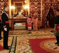 El embajador de Malasia, Zainal Abidin Bin Bakar, ante Su Majestad el Rey para hacerle entrega de sus Cartas Credenciales