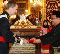 Su Majestad el Rey recibe las Cartas Credenciales del embajador de Malasia, Zainal Abidin Bin Bakar
