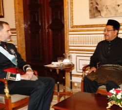 Su Majestad el Rey conversa con el embajador de Malasia, Zainal Abidin Bin Bakar, tras hacerle entrega de sus Cartas Credenciales