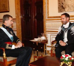 Su Majestad el Rey conversa con el Sr. Andrew Thomas Jenks, embajador de Nueva Zelanda, tras hacerle entrega de sus Cartas Credenciales