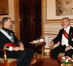 Su Majestad el Rey conversa con el Sr. Milton Cohen Henríquez Sasso, embajador de la República de Panamá, tras hacerle entrega de las Cartas Credencia