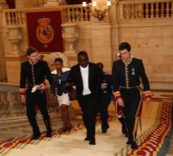 El Sr. Humphrey Chilu Chibanda, embajador de la República de Zambia, a su llegada al Palacio Real de Madrid para hacer entrega a Su Majestad el Rey de