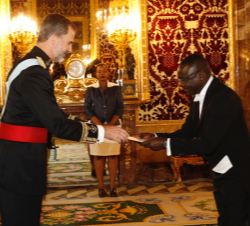 Su Majestad el Rey recibe las Cartas Credenciales del embajador de Zambia, Humphrey Chilu Chibanda