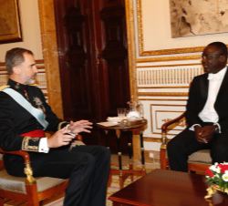 Su Majestad el Rey conversa con el embajador de Zambia, Humphrey Chilu Chibanda, tras hacerle entrega de las Cartas Credenciales