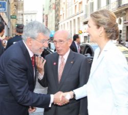 Su Alteza Real la Infanta Doña Elena recibe el saludo del director electo de Cáritas Diocesana de Madrid, Luis Hernández, en presencia del director de
