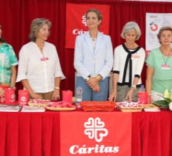 Su Alteza Real la Infanta Doña Elena en la mesa principal de cuestación del "Día de la Caridad", acompañada de unas voluntarias