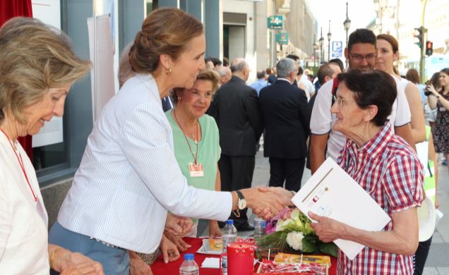Su Alteza Real la Infanta Doña Elena recibe el saludo de una donante