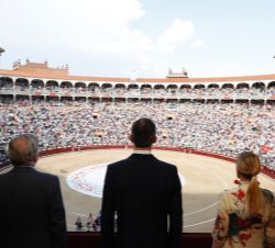 Su Majestad el Rey en el palco de La Plaza de Toros de Las Ventas acompañado por la presidenta de la Comunidad de Madrid y el Ministro de Educación, C