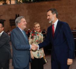 Don Felipe es saludado por el ministro de Educación, Cultura y Deporte, Íñigo Méndez de Vigo