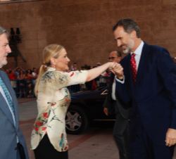 Su Majestad el Rey recibe el saludo de la presidenta de la Comunidad de Madrid, Cristina Cifuentes