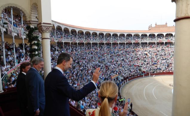 Don Felipe saluda desde el palco al público de la Plaza de Toros de Las Ventas