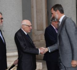 Su Majestad el Rey recibe el saludo de José Pedro Pérez-Llorca, presidente del Real Patronato del Museo Nacional del Prado