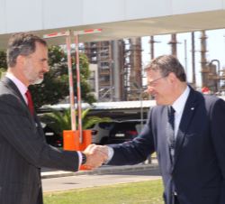 Su Majestad el Rey recibe el saludo del presidente de la Generalitat Valenciana, Ximo Puig, a su llegada a la refinería