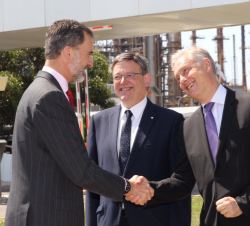 Su Majestad el Rey en presencia del presidente de la Generalitat Valenciana, Ximo Puig, recibe el saludo del embajador del Reino Unido de la Gran Bret