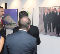 Su Majestad el Rey obserba una fotografía sobre la historia de BP en la que aparece el Conde de Barcelona