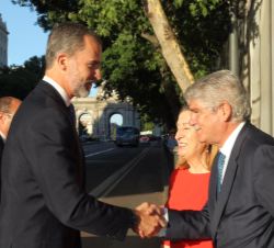 Su Majestad el Rey saluda al ministro de Asuntos Exteriores y de Cooperación, Alfonso Dastis