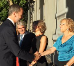 Su Majestad el Rey saluda a la alcaldesa de Madrid, Manuela Carmena