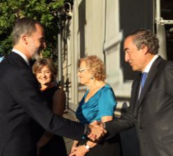 Su Majestad el Rey saluda al presidente de la Confederación Española de Organizaciones Empresariales (CEOE), Juan Rosell