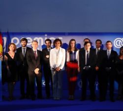 Doña Letizia, las personalidades asistentes y los responsables de la ONCE, con los premiados y finalistas