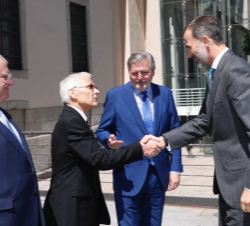 Su Majestad el Rey recibe el saludo del ministro de Cultura de Eslovenia, Anton Peršak