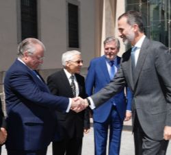 Su Majestad el Rey recibe el saludo del embajador de España en Eslovenia, José Luis de la Peña