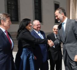 Su Majestad el Rey recibe el saludo del la embajadora de Eslovenia en España, Renata Cvelbar