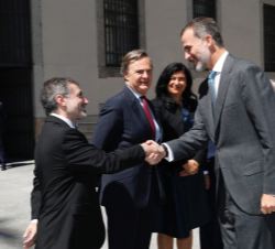 Su Majestad el Rey recibe el saludo del director del Museo Reina Sofía, Manuel Borja-Villel