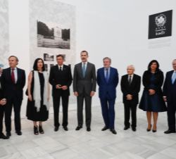 Don Felipe y el Presidente Pahor, con las autoridades que les acompañaron durante el acto