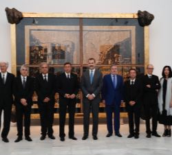 Don Felipe, el Presidente Pahor, el ministro Méndez de Vigo, el ministro de Cultura de Eslovenia y la comisaria de la muestra, con artistas del colect