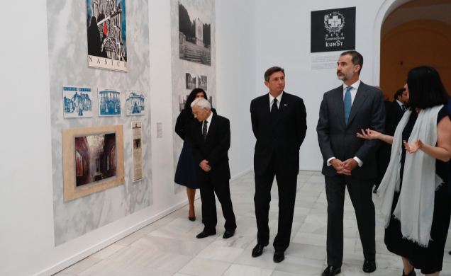 Su Majestad el Rey y el Presidente de Eslovenia atienden a las explicaciones de la comisaria de la muestra y directora de la Moderna Galerija de Liubl