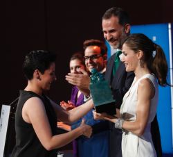 Su Majestad la Reina el Premio FPdGi Social 2017 a Miriam Reyes Oliva