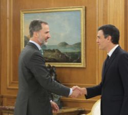 Su Majestad el Rey recibe el saludo del secretario general del Partido Socialista Obrero Español (PSOE), Pedro Sánchez Pérez-Castejón