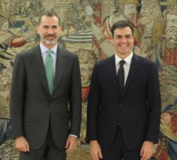 Su Majestad el Rey junto al secretario general del Partido Socialista Obrero Español (PSOE), Pedro Sánchez Pérez-Castejón