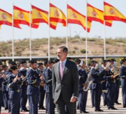 Su Majestad el Rey pasa revista a un piquete de honor en el Pabellón de Estado de la T-4 del Aeropuerto Adolfo Suárez Madrid-Barajas, antes de partir 