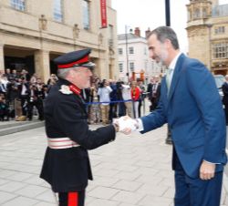 Don Felipe recibe el saludo del teniente representante de Su Majestad la Reina en el Condado de Oxford, Tim Stevenson