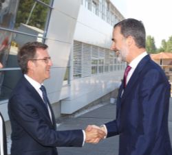 Su Majestad el Rey saluda al presidente de la Xunta de Galicia, Alberto Núñez Feijoo, a su llegada al Centro Tecnológico de la Asociación Metalúrgica 