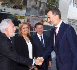 Su Majestad el Rey saluda al presidente del Parlamento de Galicia, Miguel Ángel Santalices, a su llegada al Centro Tecnológico de la Asociación Metalú