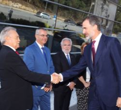 Su Majestad el Rey saluda al secretario general de AIMEN, Fernando Vázquez, a su llegada al Centro Tecnológico de la Asociación Metalúrgica del Noroes