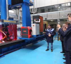 El Rey durante su visita a las instalaciones de la planta de Tecnologías de Unión observa una demostración de soldadura en la Celda de Soldadura Robot