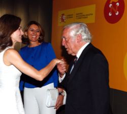 Doña Letizia recibe el saludo del alto comisionado del Gobierno para la Marca España, Carlos Espinosa de los Monteros