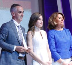 La Reina entrega el Premio Nacional a las Industrias de Cabecera a Textil Santanderina