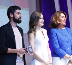 Doña Letizia entrega el Premio Nacional al Diseñador de Moda, Nuevo Valor a Moisés Nieto