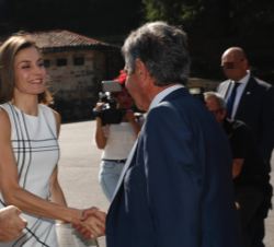 Doña Letizia recibe el saludo del presidente de la Comunidad Autónoma de Cantabria, Miguel Ángel Revilla