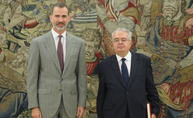 Su Majestad el Rey con el presidente del Tribual Constitucional, Juan José González Rivas