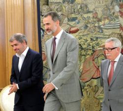 Don Felipe, acompañado por Unai Sordo e Ignacio Fernández Toxo, se dirige a su despacho donde trandrá lugar la audiencia