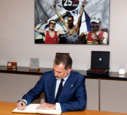 Don Felipe durante la firma en el libro de Honor del Centro de Alto Rendimiento Deportivo