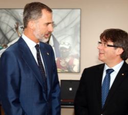 Su Majestad el Rey conversa con el presidente de la Generalitat de Cataluña, Carles Puigdemont