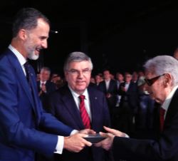 Su Majestad el Rey entrega el reconocimiento al secretario general del Deporte entre los años 1980 y 1997 e impulsor del CAR, Josep Lluís Vilaseca